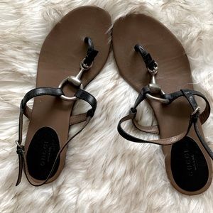 Gucci horse but thong sandal in black. Size 37 1/2.